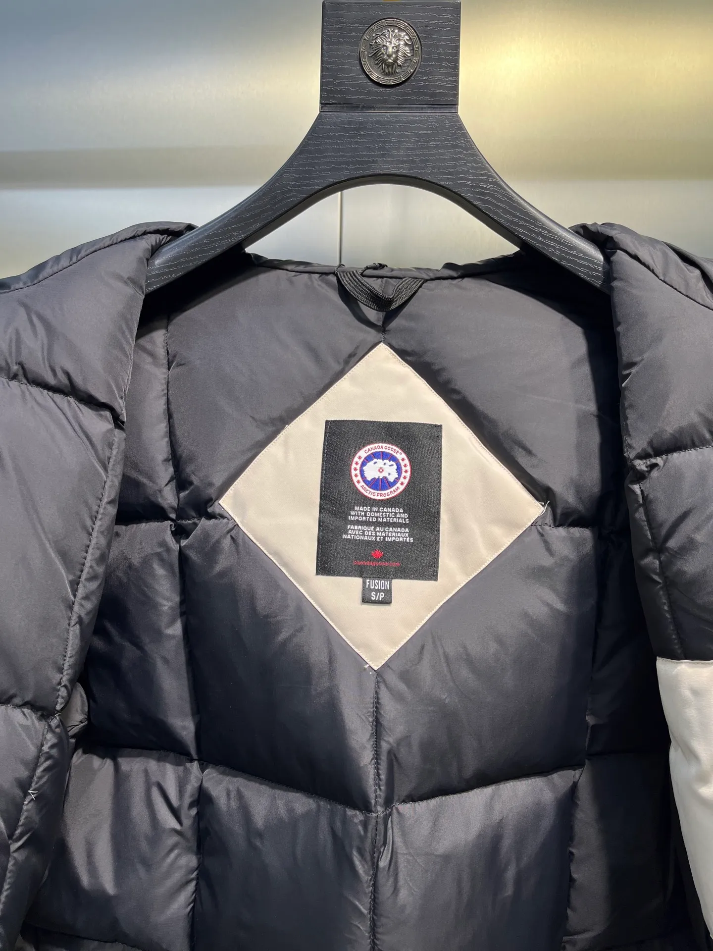 P840 𝘾𝘼𝙉𝘼𝘿𝘼 𝙂𝙊𝙊𝙎𝙀Big Goose 13# The design of Big Goose 13 is simple and elegant, a little longer than the 08 model, more suitable for men and suitable for business people. This down jacket is popular for its simple design, which is not only practical but also has a certain sense of fashion. In terms of applicability, the Daye 13 model provides good thermal insulation performance. Its thermal insulation coefficient is level 5, which can provide enough warmth and is suitable for wearing in cold environments. In addition, the Daye 13 model also has a high cost performance. Compared with other models, it provides a better balance between price and performance, making it more competitive in the market.  size：xs-xxl
